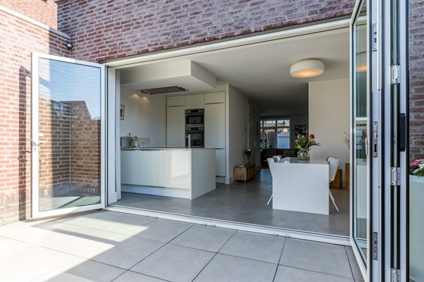 Foto - Te koop: In een rustige en kindvriendelijke woonomgeving staat deze moderne geschakelde twee-onder-een-kapwoning (bouwjaar 2011) met aangebouwde stenen garage, stijlvolle overkapping, vier slaapkamers, twee...